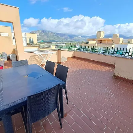 Apartamento Attico Con Terrazzo Vicino Al Mare A